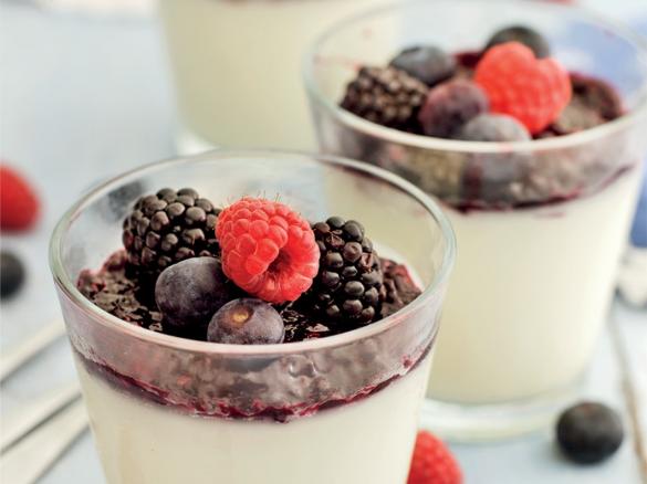 Pudim com molho de frutos vermelhos