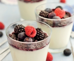 Pudim com molho de frutos vermelhos