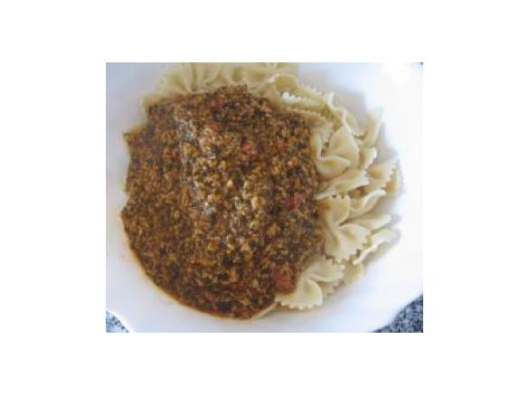 Farfalle tricolore com soja, espinafres e coentros