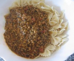 Farfalle tricolore com soja, espinafres e coentros