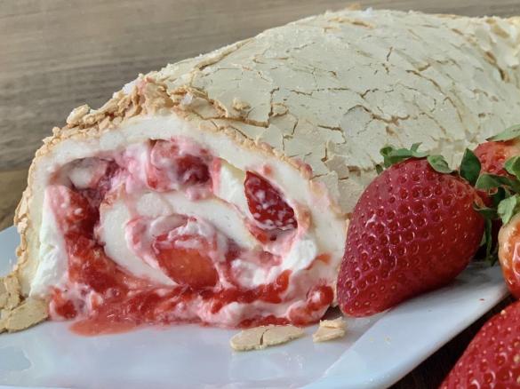 Torta merengada com chantilly e morango