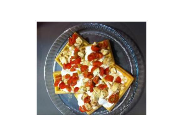 Waffles salgados com molho de iogurte e ervas aromáticas