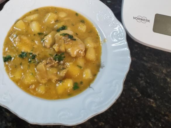 Mandioca guisada com frango