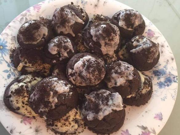 Profiteroles de Oreo com recheio de creme