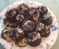 Profiteroles de Oreo com recheio de creme