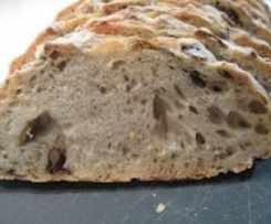 Pão com azeitonas e tomilho