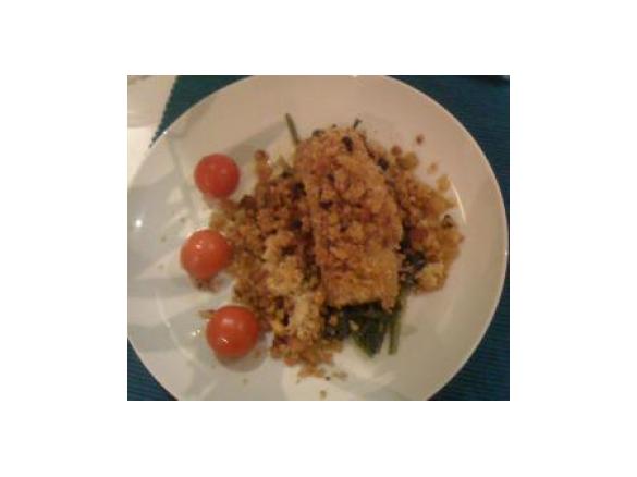 Bacalhau com crosta de broa sobre cama de espinafres