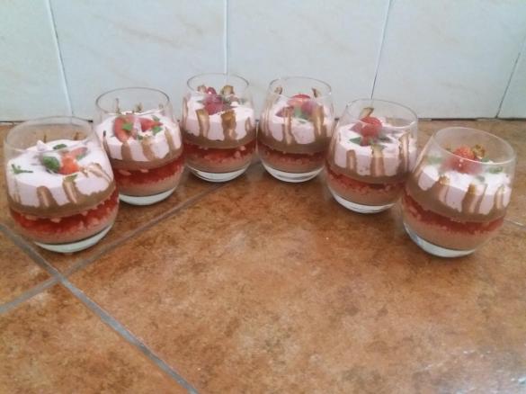 Doce ás camadas de chocolate e morango