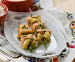 Espetadas de peixe em pau de alecrim  com molho de iogurte e limão