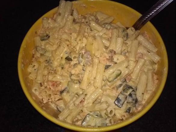 Macarrão com salmão, curgete e molho de coentros