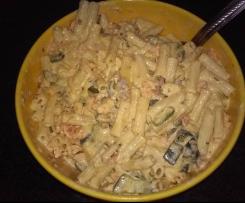 Macarrão com salmão, curgete e molho de coentros