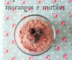 Papas de aveia com morangos e mirtilos