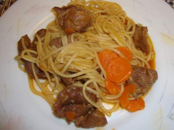 Carne Guisada com Cenoura e Esparguete 