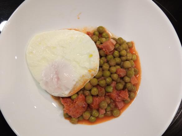 Ervilhas com ovos escalfados