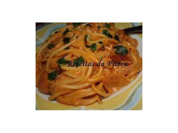 Esparguete com salsichas