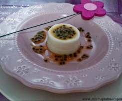 Pannacotta  de chocolate branco e calda de maracuja