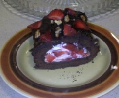 Rolo de chocolate recheado com chantilly e morangos