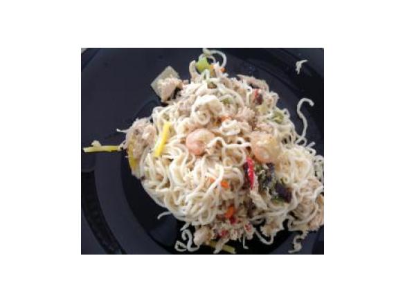 Chao min de frango e camarões 