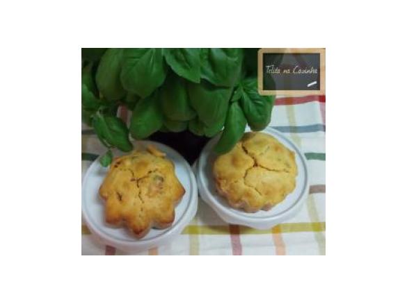 bôla de linguiça, feta e manjericão