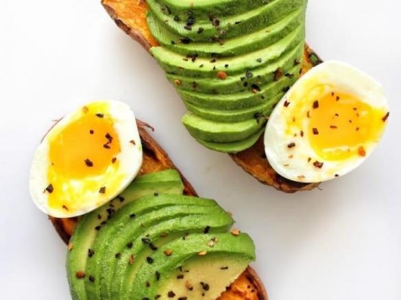 Torradas de Batata Doce com Ovo e Abacate