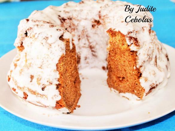 Bolo de queijo fresco e canela com glacé