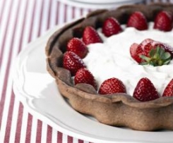 Concha de chocolate recheada com natas e morangos