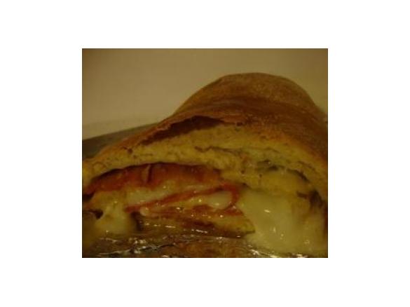 Pizza enrolada com salpicão e queijo