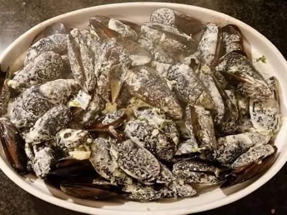 Mexilhões com molho de natas e coentros