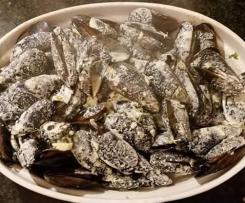 Mexilhões com molho de natas e coentros