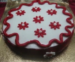 Bolo de cenoura e nozes (com cobertura de pasta americana)