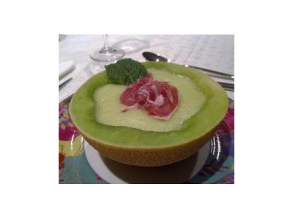 Sopa de meloa com presunto