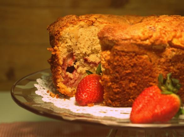 Bolo de iogurte, morangos, maçã e sementes de papoila