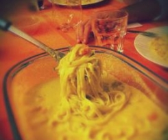 Caril de peixe e camarão com massa