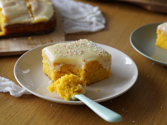 Bolo de cenoura com cobertura de brigadeiro branco