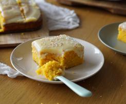 Bolo de cenoura com cobertura de brigadeiro branco