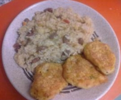 Pataniscas de legumes e fiambre com arroz de feijão