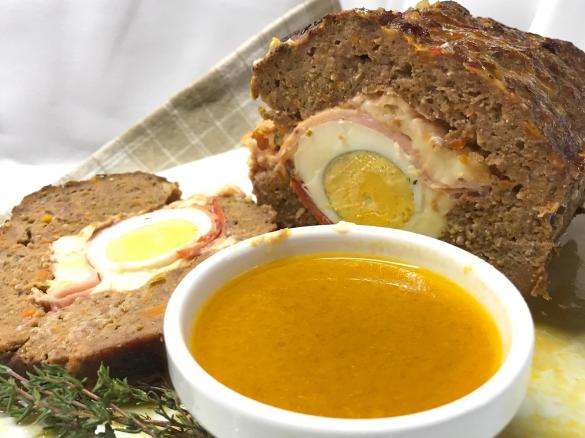 Rolo de carne enformado recheado