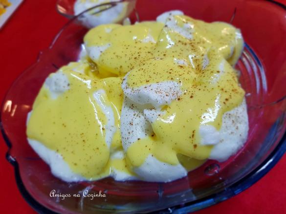 Farófias de merengue com creme inglês