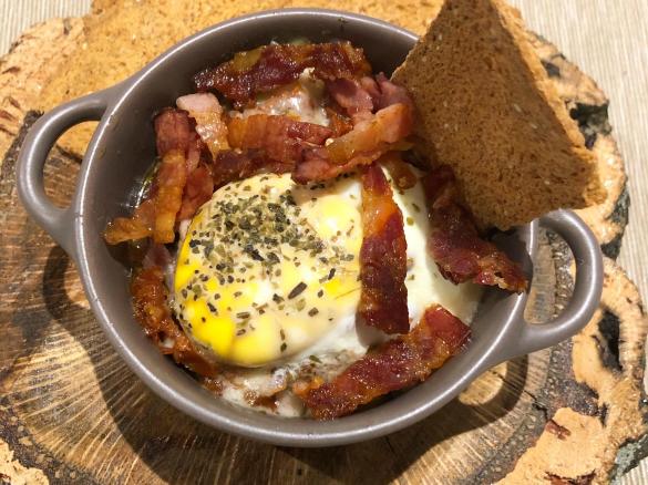 Cocotes de cogumelos, brócolos, tomate seco e bacon desidratado