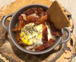 Cocotes de cogumelos, brócolos, tomate seco e bacon desidratado