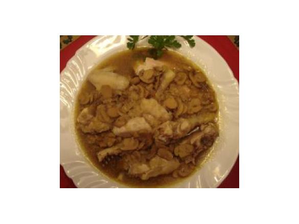 Frango a vapor com molho de sopa de cebola e cogumelos