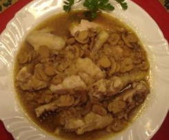Frango a vapor com molho de sopa de cebola e cogumelos