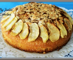 Bolo de limão com cobertura de maçã e amêndoa