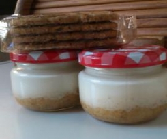 Iogurte com bolacha, fruta e mel