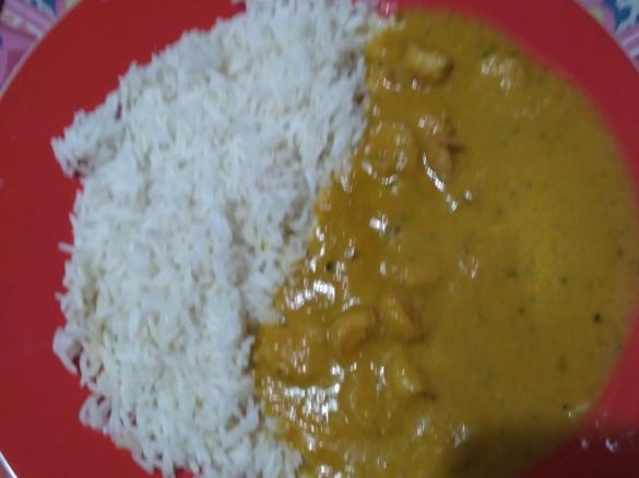 CARIL DE CAMARÃO COM ARROZ PERFUMADO A VAPOR