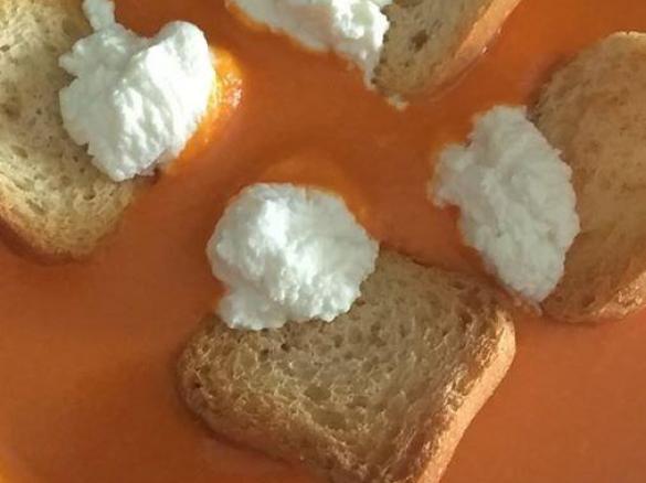 Sopa de tomate com natas