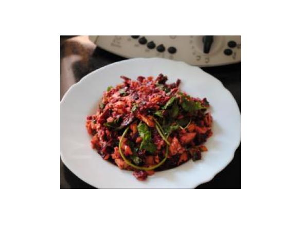 Salada de salmão com abacate e beterraba