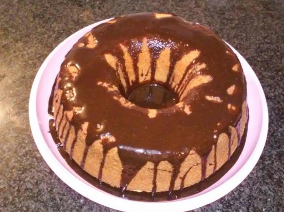 Bolo de cenoura com cobertura de chocolate