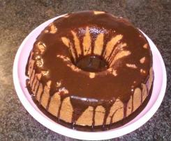 Bolo de cenoura com cobertura de chocolate