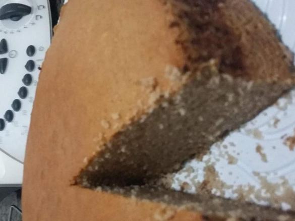 Bolo de iogurte grego com coco e chocolate